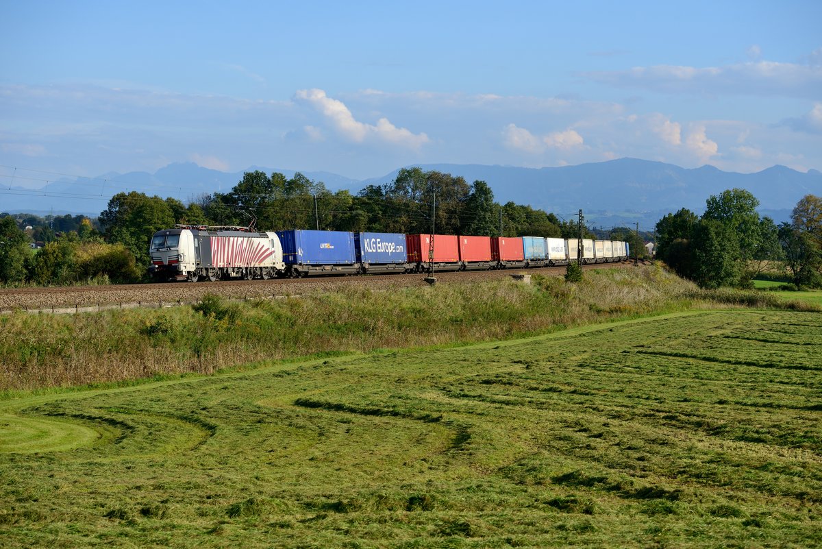 Am 26. September 2017 beförderte 193 774 von Lokomotion den DGS 41856 von Triest nach München Ost Rbf. Die Vectron-Maschinen entwickeln sich in letzter Zeit zu den Stamm-Loks vor dem sogenannten ekol-KLV. Bei Rann gelang diese Aufnahme. Die höchste Erhebung im Bildhintergrund ist übrigens die Kampenwand. Links davon kann man den Maibaum von Großkarolinenfeld erkennen.