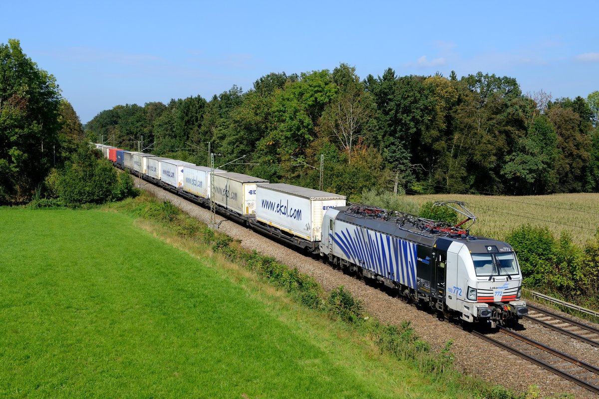 Am 26. September 2017 verkehrte der DGS 41857 nach Triest - besser bekannt als  Ekol  - mit einiger Verspätung und konnte daher an der Nachmittagsstelle bei Gutmart abgelichtet werden. Es führte 193 772. Die Lok hat nun ihre Frontbeschriftung erhalten - dies läßt sie in meinen Augen stimmiger und somit gefälliger aussehen.