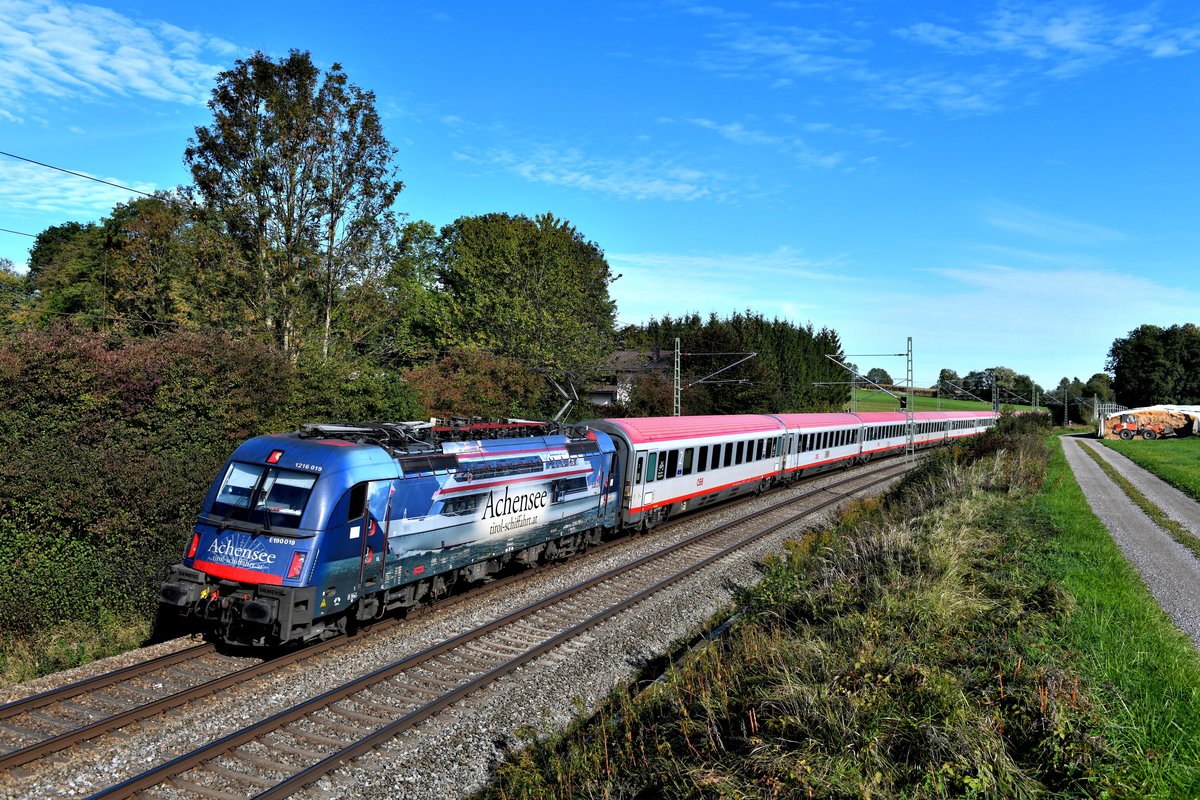 Am 26. September 2018 bespannte die Achensee-Lok 1216.019 den EC 85 nach Bologna Centrale. Am Bü Vogl passierte der Zug in flotter Fahrt meinen Fotostandpunkt. 