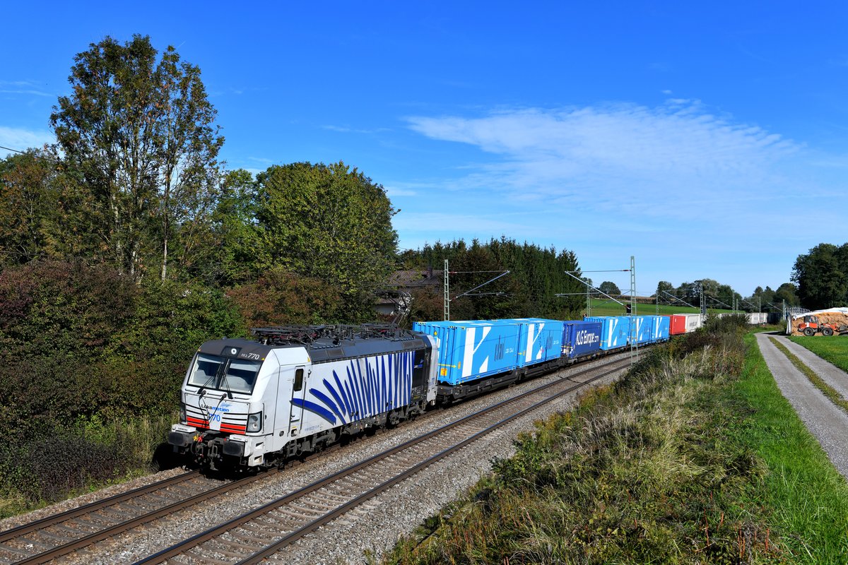 Am 26. September 2018 konnte ich das Vectron-Zebra 193 770 vor dem DGS 41857 nach Triest am Bü Vogl fotografieren. Augenfällig waren die nagelneuen hellblauen Container der türkischen Spedition ekol, welche dem Zug auch seinen Spitznamen verleiht.   