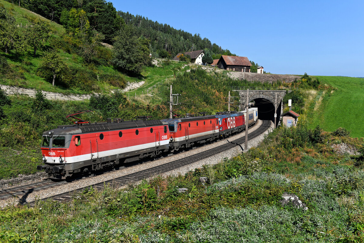Am 26. September 2021 brachten die 1144.272 und 015, sowie die 1293.002 den TEC 40598 vom Euroterminal in Sławków nach Maddaloni bei Neapel über den Semmering. Mit dieser Verbindung werden hauptsächlich Teile für die Automobilproduktion transportiert. Der Vectron war übrigens seit Jaworzno Szczakowa vor dem Zug und bespannte diesen bis Tarvisio Boscoverde. Zum Jahreswechsel verlor RCA den Auftrag überraschend. Seitdem verkehren die Züge unter der Regie von DB Cargo Czechia und werden mit DB Vectrons bespannt. 