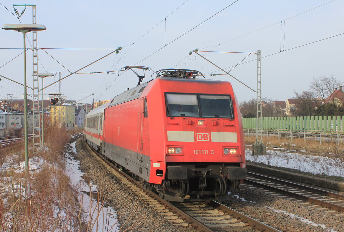 AM 26.01.2013 fährt 101 111 mit IC Karlsruhe-Nürnberg durch Stuttgart-Zuffenhausen. Mittlerweile wurden die IC auf dieser Linie auf IC 2 umgestellt.  