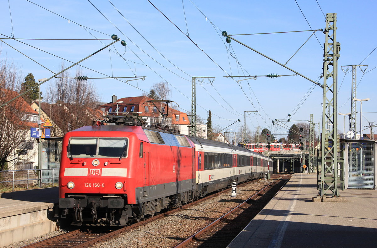 Am 26.01.2016 fährt 120 150 mit IC Stuttgart-Zürich durch den Bahnhof Stuttgart-Vaihingen. 