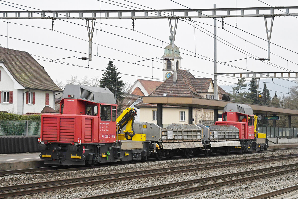 Am 26.01.2023 durchfahren die beiden Tm 234 053-7 und 234 060-2 den Bahnhof Rupperswil.