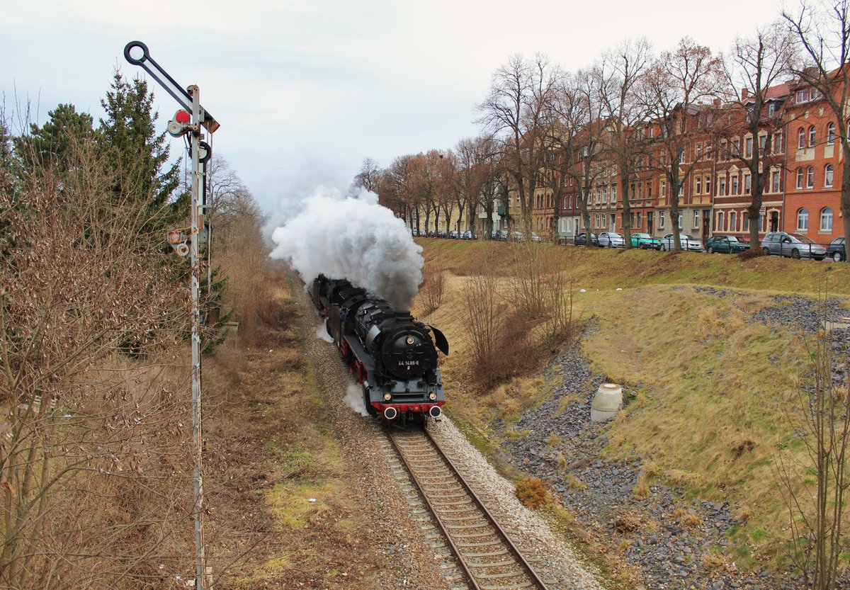 Am 26.02.17 ging die IGE Winterfahrt mit 44 1486-8 und 44 546 weiter von Gera bis Lichtenfels. Hier ist der Zug zu sehen in Pößneck.