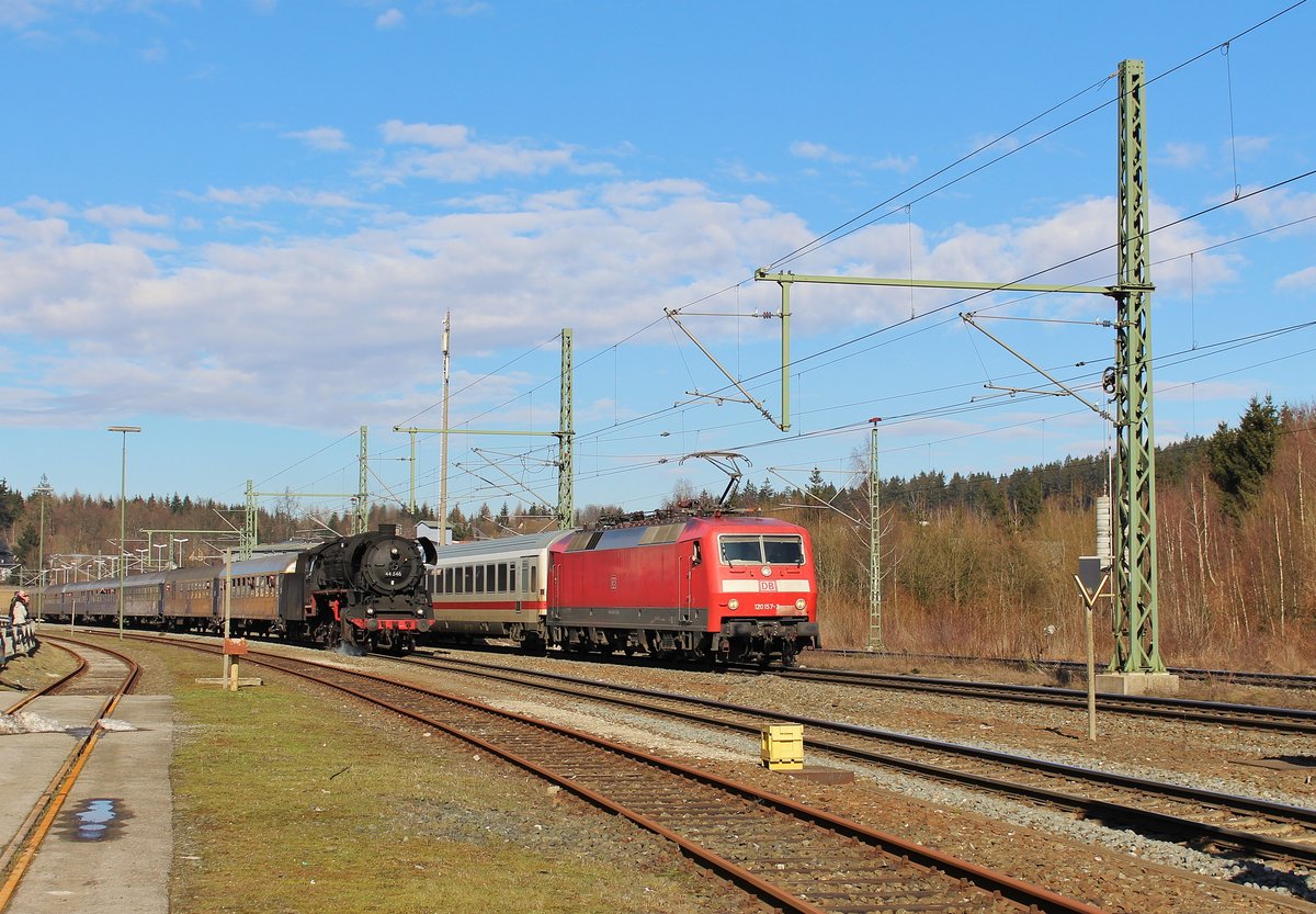 Am 26.02.17 ging die IGE Winterfahrt mit 44 1486-8 und 44 546 weiter von Gera bis Lichtenfels. In Saalfeld/Saale musste 44 1486-8 vom Zug wegen einem defekt. 44 546 in Steinbach am Wald wartend auf die Ausfahrt. Es überholte 120 157-3 mit einem IC. 