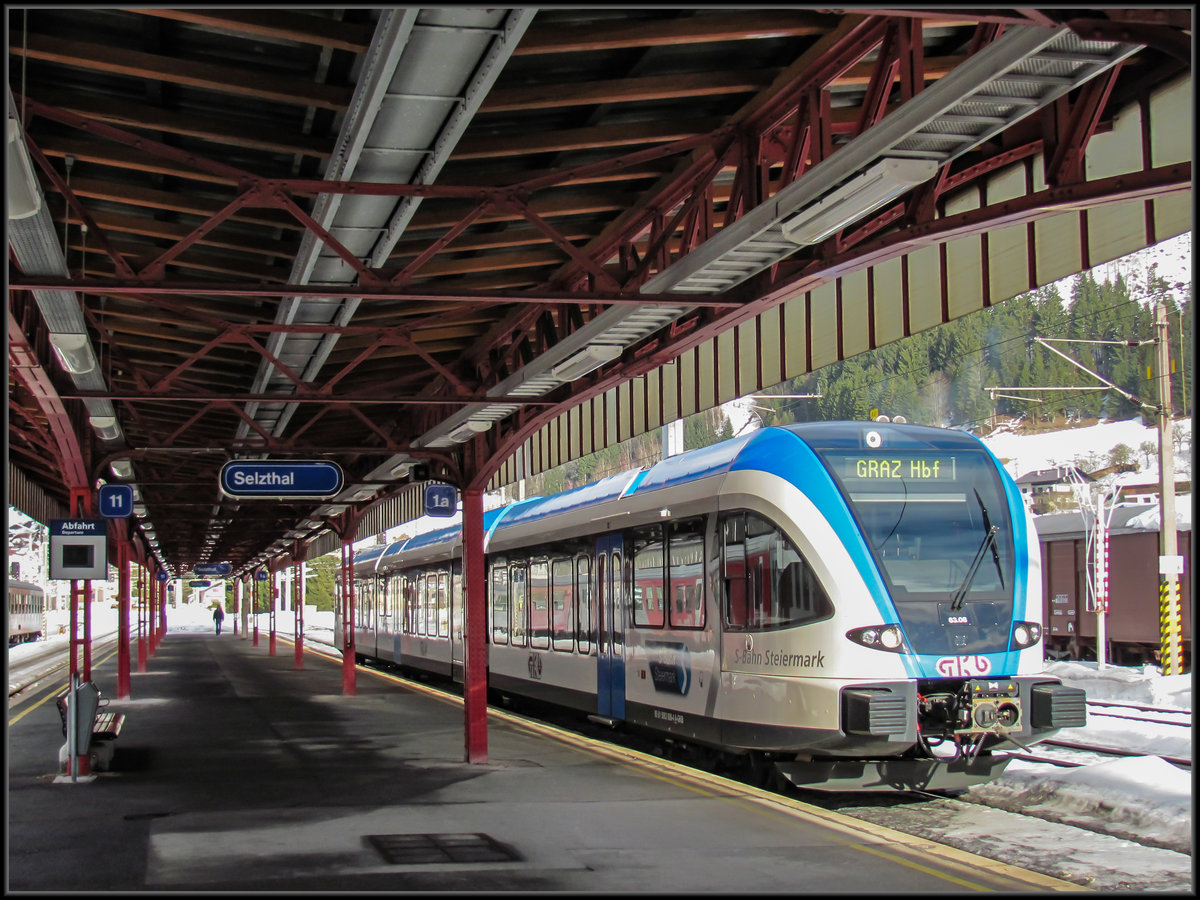 AM 26.02.2012 wartet GTW 08 ( 5063.08 ) im Bahnhof Selzthal auf seine weiterfahrt nach Hause . 