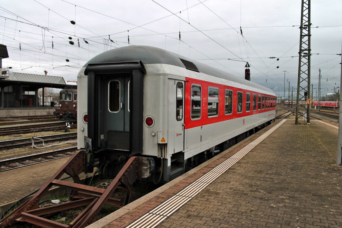 Am 26.02.2014 stand in Basel Bad Bf auf Gleis 95 dieser CNL-Speisewagen, der die Nummer D-DB 61 80 88-91 007-9 trägt. Der Wagen stammt aus dem Zugverband des CNL 473 (Kopenhagen H - Basel SBB).
