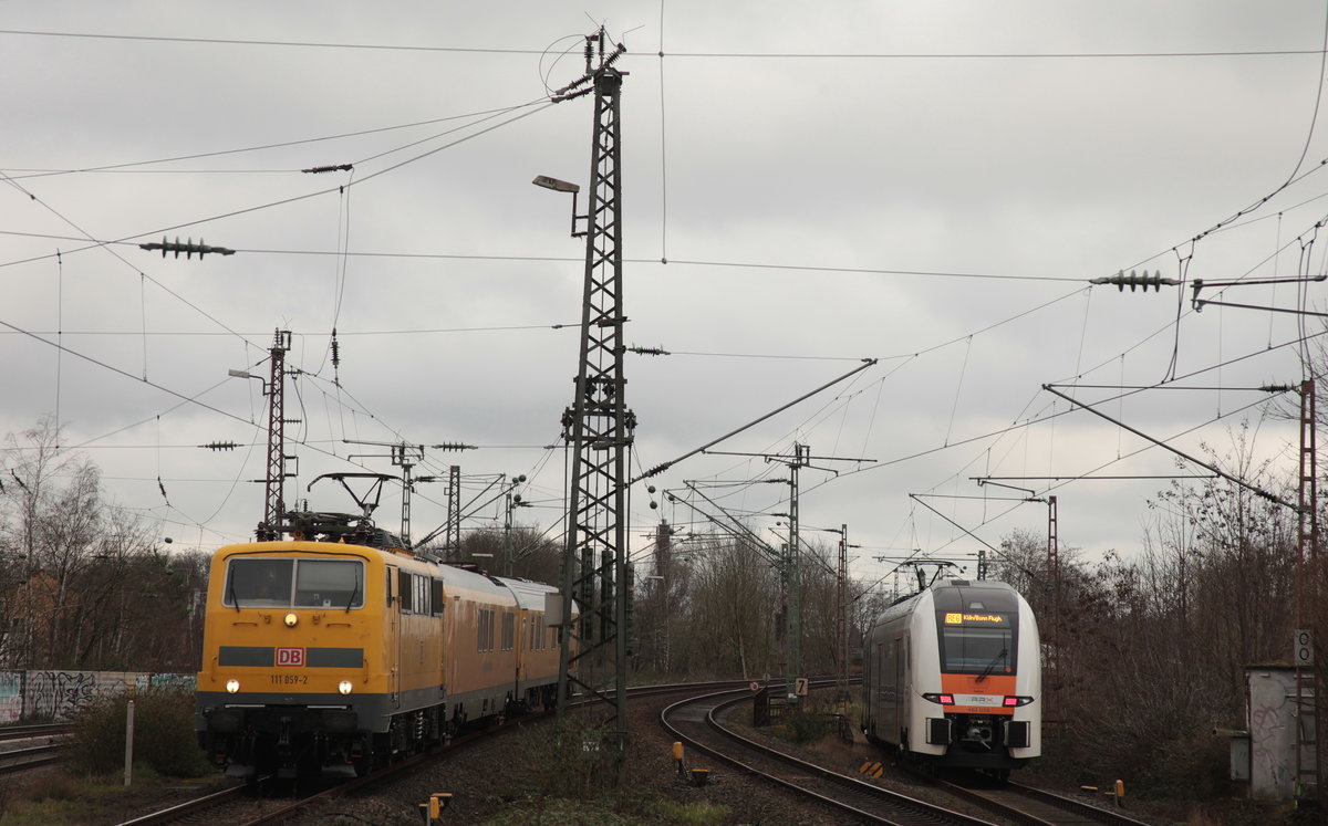 Am 26.02.2020 zog 111 059 von DB Systemtechnik ihren Messzug auf der Linie S1 von Solingen Hbf kommend durch Hilden, rechts im Bild fährt der wegen einer Baustelle umgeleiteter RE6 durch den selten befahren Gleisanschluß auf die im Links im Bild befindene Güterbahn in richtung Opladen.