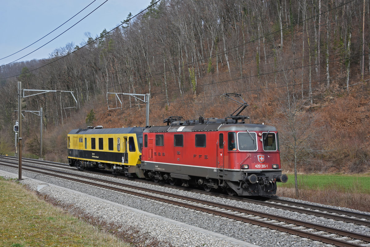 Am 26.02.2021 schleppt die Re 420 265-1 den Ultraschall-Schienenprüfzug Sperry Rail International D-SESAF 99 80 9660 001-5 Richtung Bahnhof Tecknau.