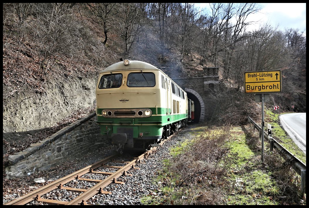 Am 26.02.2023 war der Vulkanexpress zum ersten Mal in diesem Jahr unterwegs. Es fand eine Sonderfahrt von Brohl-Lützing nach Oberzissen statt. Auf dem Abschnitt Brohl-Lützing konnte ich den Zug, der mit der Henschel Diesellok D 5 der Brohltalbahn bespannt war, mehrfach fotografieren. Für Schmalspurbahnen nicht unbedingt eine Normalität ist die Durchfahrt durch einen Eisenbahntunnel. Hier verlässt der Zug gerade um 11.40 Uhr den Tunnel und erreicht den Ortsrand von Burgbrohl.