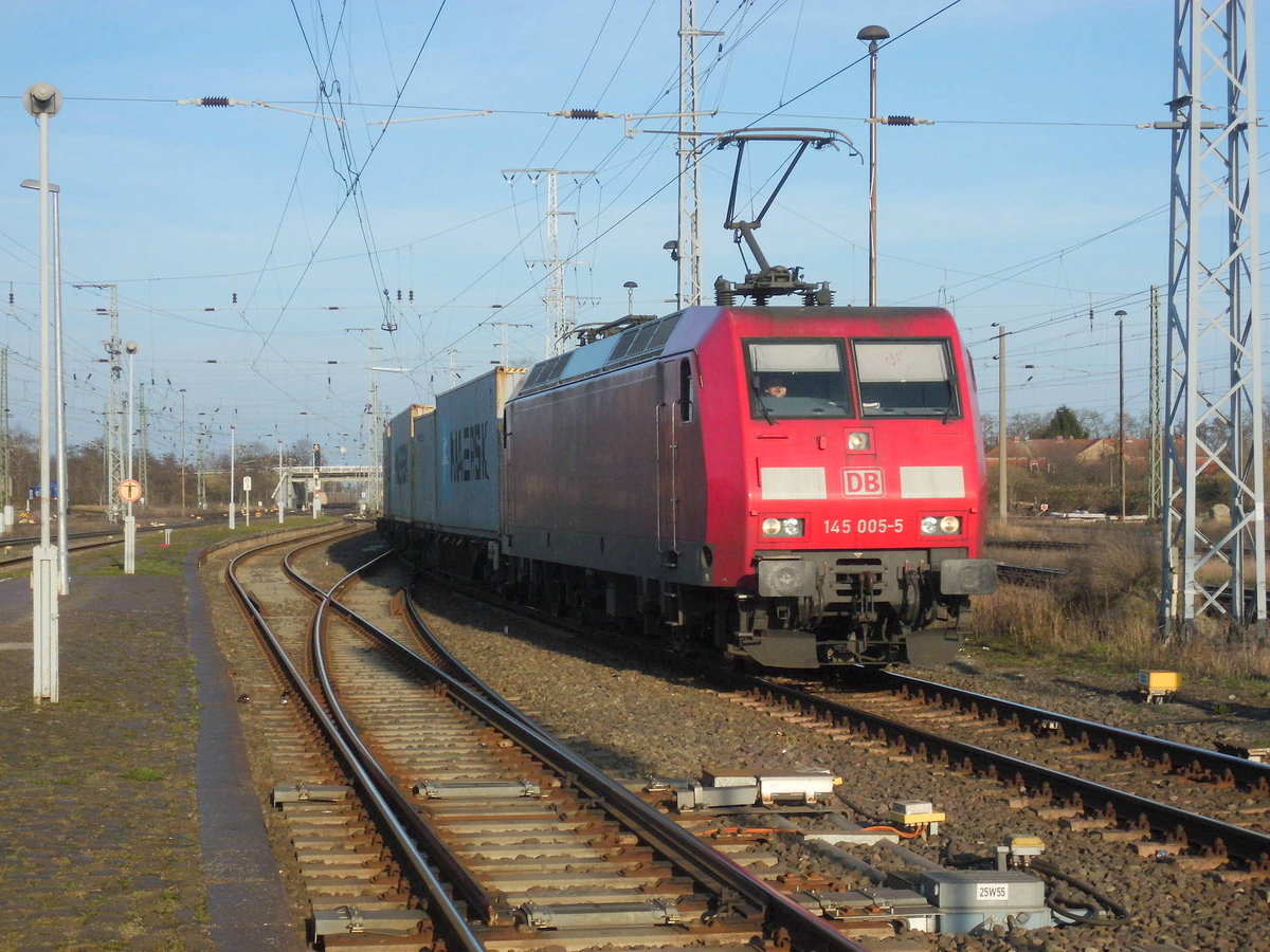 Am 26.03.2016 kam die 145 005 mit einem Containerzug aus Richtung Magdeburg nach Stendal und fuhr weiter nach Wittenberge.