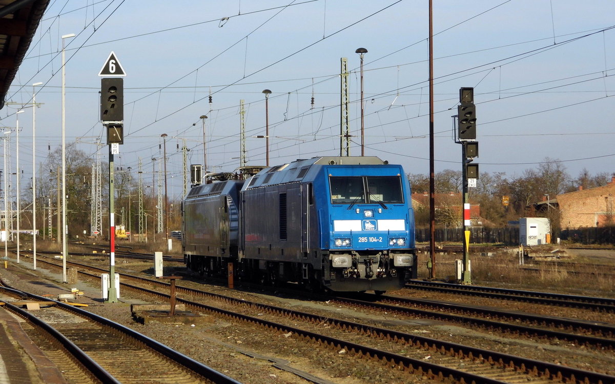 Am 26.03.2016 waren die 145 023-6 und die 285 104-2 von der Press in Stendal abgestellt .