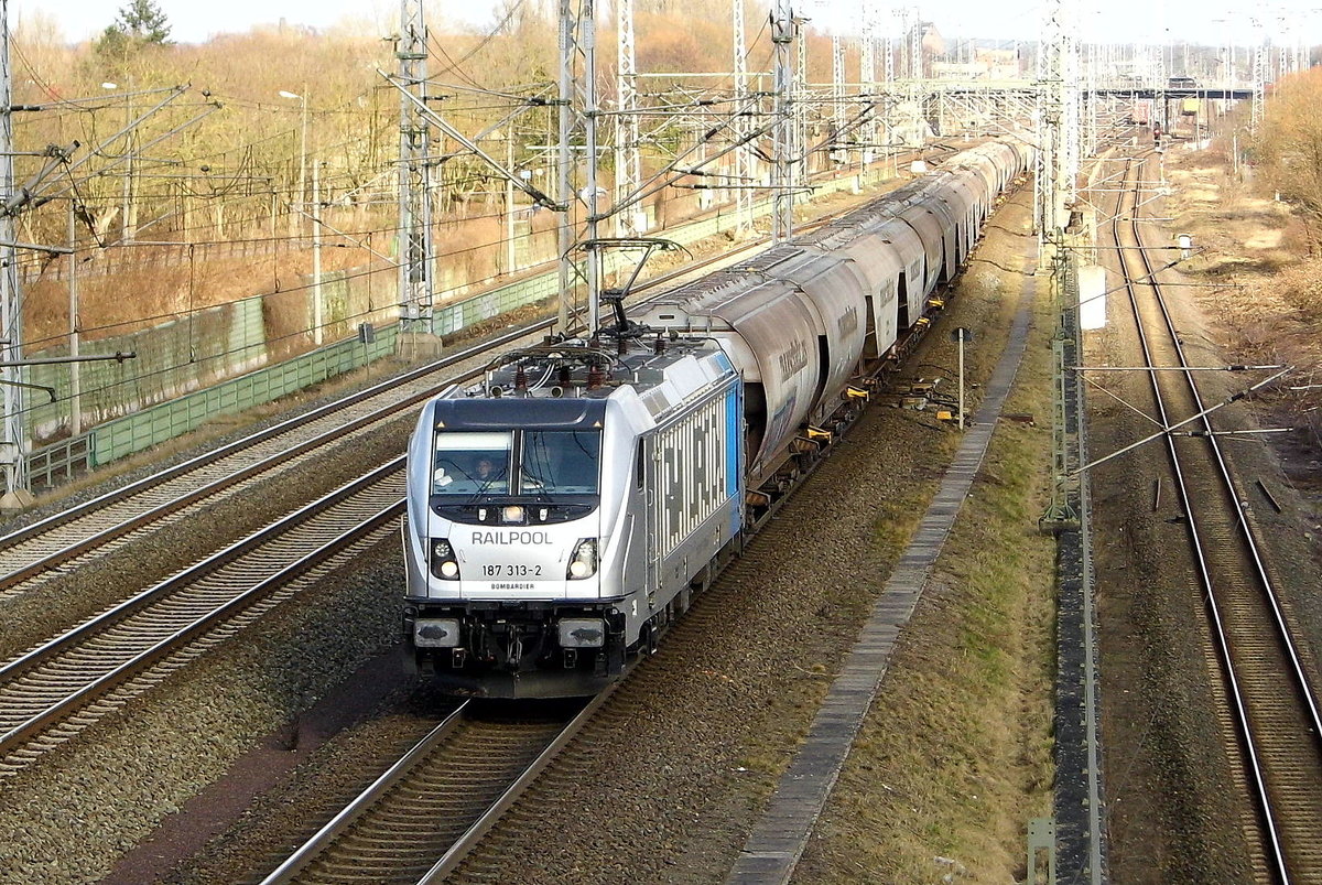 Am 26.03.2018 fuhr die 187 313-2 von der HSL Logistik GmbH, Hamburg. (Railpool) von Stendal in Richtung Salzwedel .