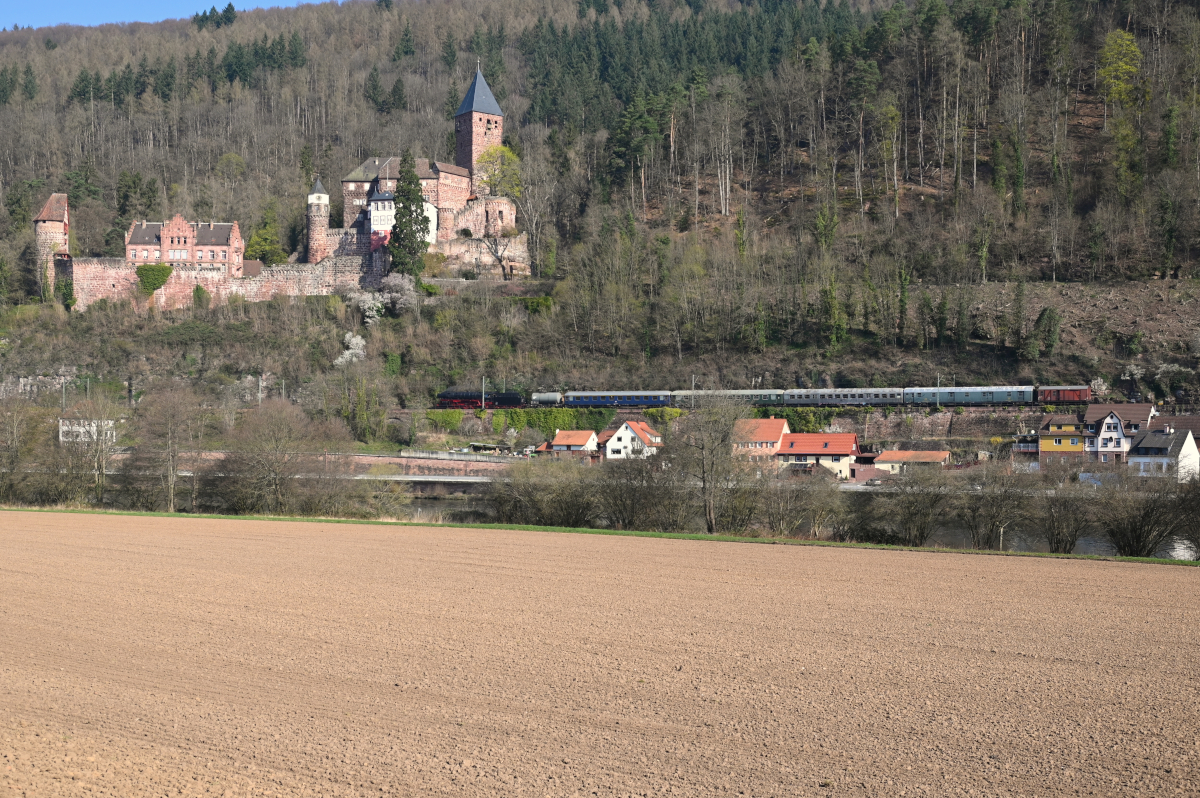 Am 26.03.2022 ist 01 180 mit einem Sonderzug von Crailsheim nach Frankfurt unterwegs. Hier bei der Durchfahrt durch den Ort Zwingenberg.