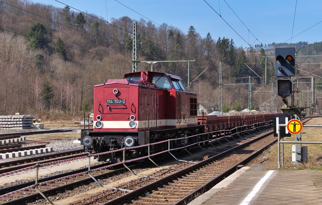 Am 26.03.2022 wurde an der Bahnstrecke Leipzig - Probstzella (6383) zwischen Probstzella und Saalfeld gebaut.
Güterzüge wurden umgeleitet und im Personenverkehr gab es zwischen Saalfeld und Probstzella SEV.
114 703-2 war im Bauzugdienst eingeplant und wartet auf den nächsten Einsatz.