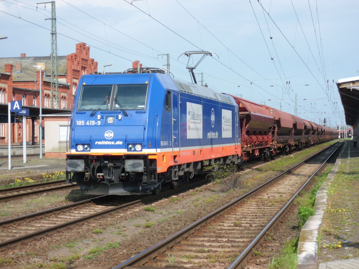 Am 26.04.2015 kam 185 419 mit ihrem Düngerzug aus Richtung Magdeburg nach Stendal und fuhr weiter nach Wittenberge.