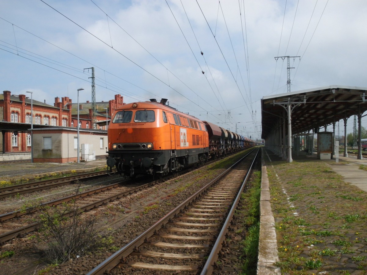 Am 26.04.2015 kam 225 099 mit ihrem Schotterzug aus Richtung Magdeburg nach Stendal und fuhr weiter nach Hannover.