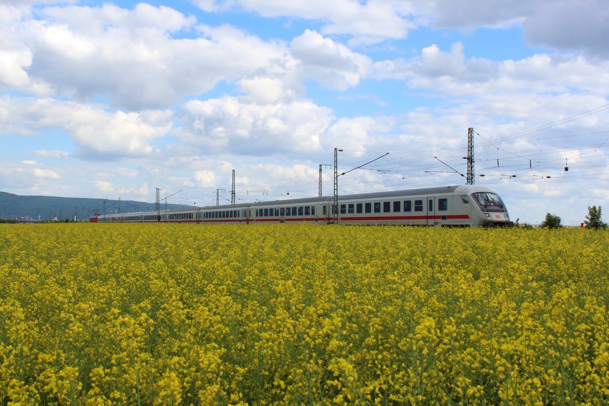 Am 26.04.2018 ist ein IC zweischen Heidelberg und Mannheim auf dem Weg in Richtung Frankfurt.