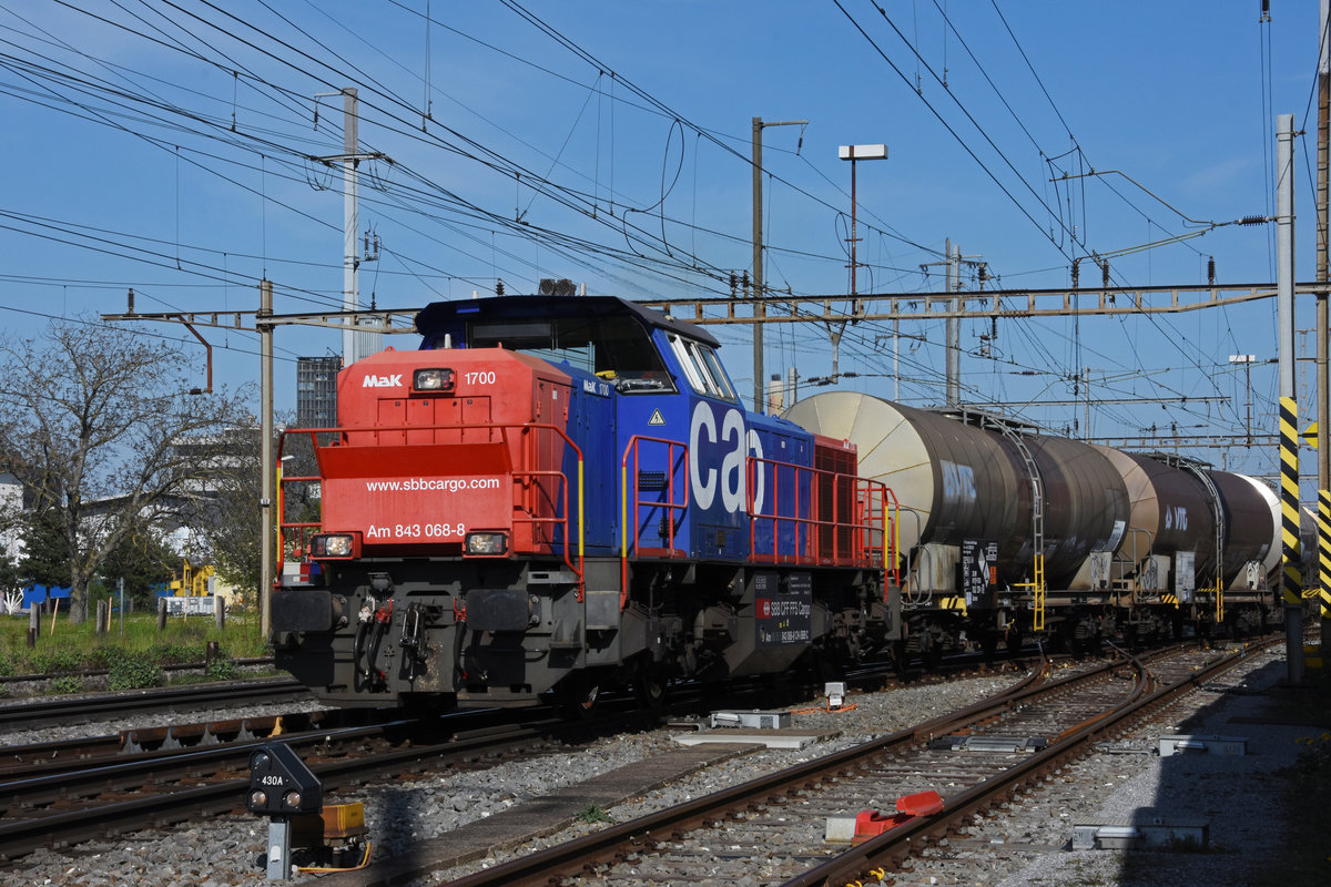 Am 26.04.2021 verlässt die Am 843 068-8 mit den abgeholten Kesselwagen den Bahnhof Pratteln.
