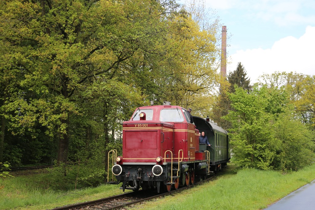 Am 26.04.2024 kam die historische V 65001 der Osnabrücker Dampflok Freunde mit einem kurzen Sonderzug zur Firma Schoeller in Lüstringen. Hier schiebt sie gerade ihren Wagenpark in das Firmengelände an der Straße Burg Gretesch in Lüstringen. 