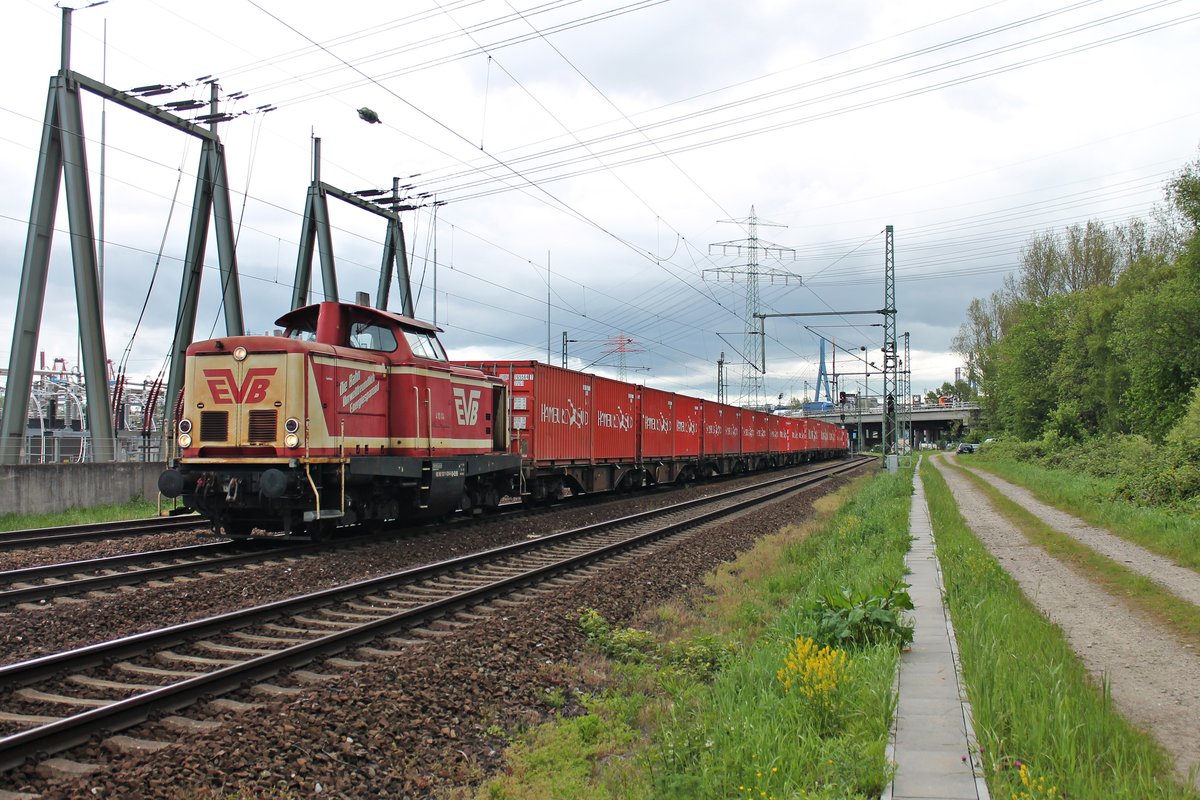 Am 26.05.2015 rangierte die EVB 410 04 (211 024-5) einen Containerzug beim Umspannwerk in Hamburg Waltershof in Richtung Hamburger Hafen.