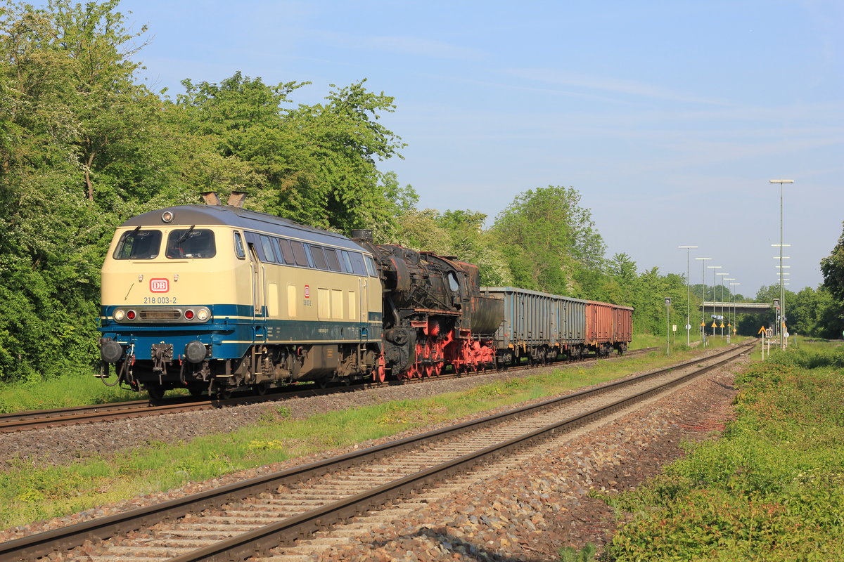 Am 26.05.2019 legt 218 003 mit 52.10 und Schüttgutwaggons einen kurzen Stop zur Lagerschmierung und Überholung durch den Regionalverkehr im Bahnhof Waldenburg ein.