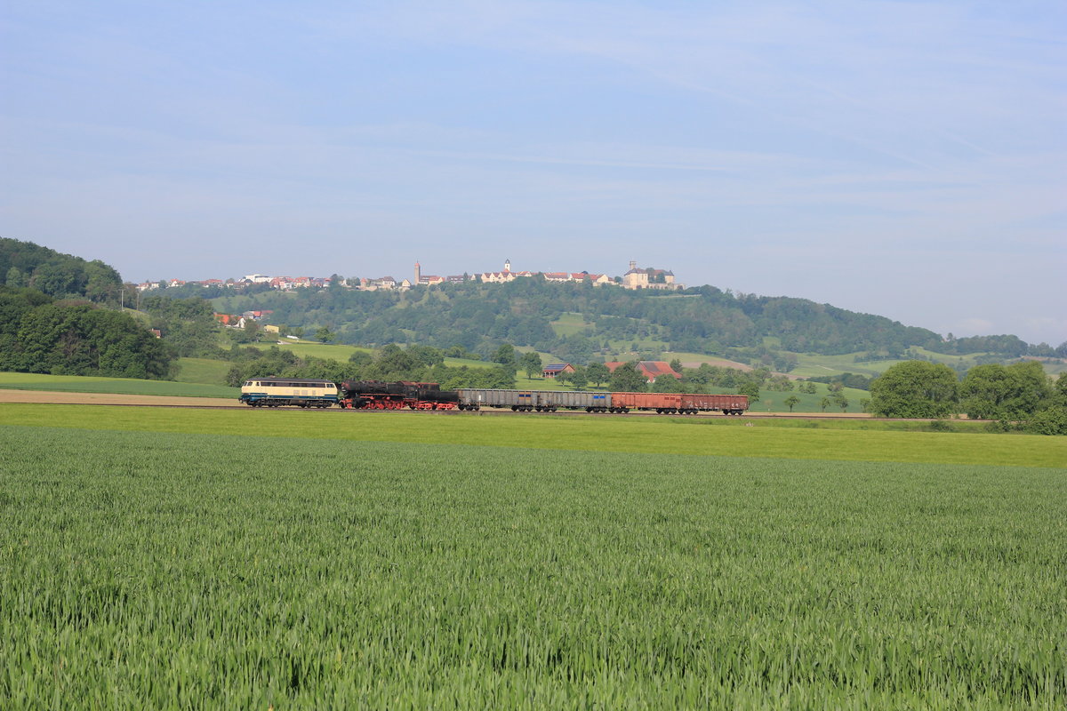 Am 26.05.2019 wurde eine 52.10 durch 218 003 vermutlich nach Nürnberg überführt. Mit gemächlichen 30 km/h passiert sie das Panorama von Waldenburg. Der Standpunkt des Fotografen befindet sich im nahe gelegenen Ort Westernach. 