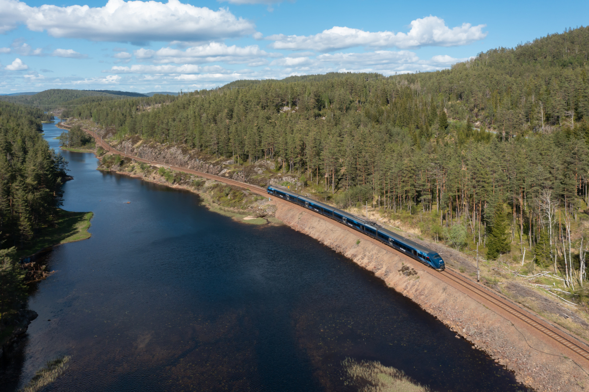 Am 26.05.2022 ist Reg 712 bei Herefoss in Richtung Oslo unterwegs und folgt dabei dem Fluss Rettåna