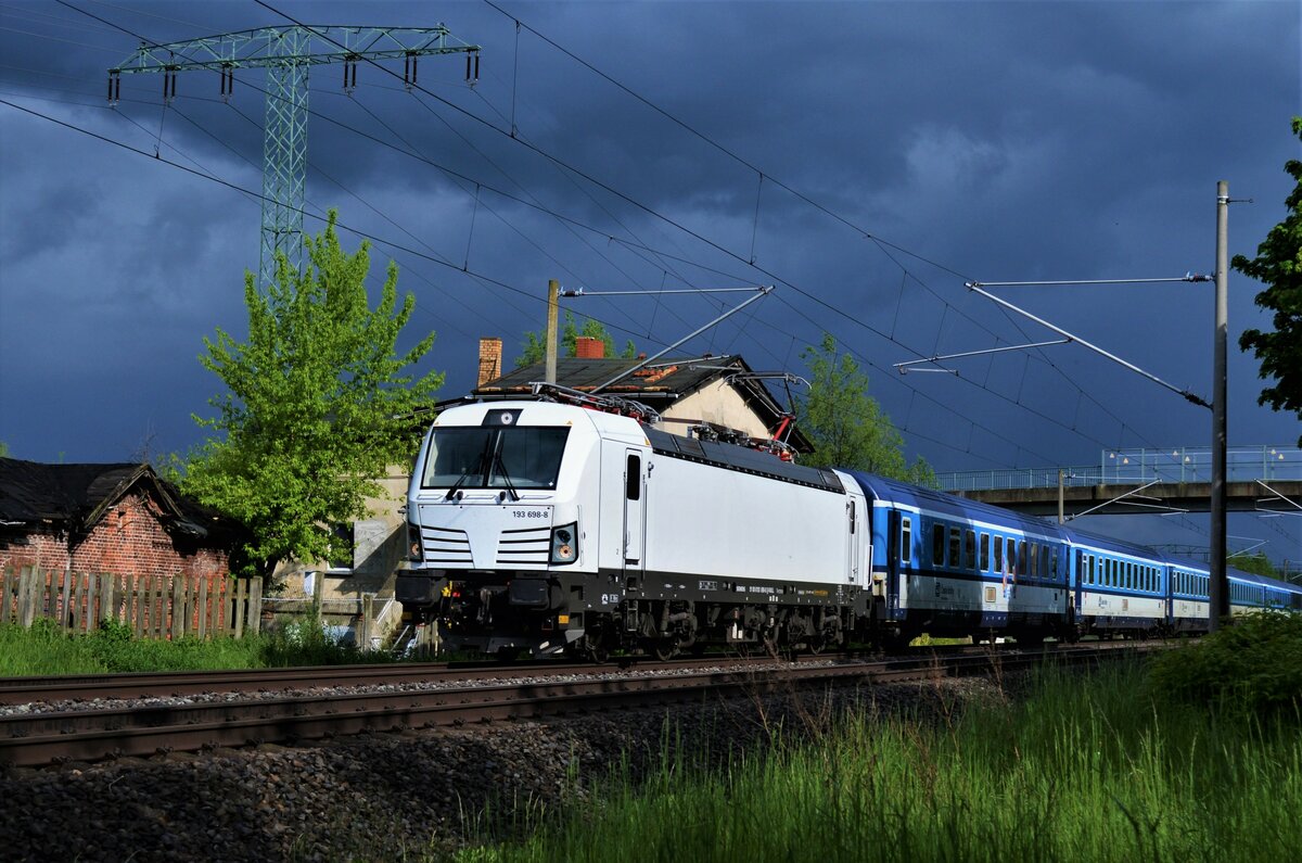 Am 26.05.21 war 193 698-8 mit einem EC von Prag nach Hamburg unterwegs und durchfuhr Vietznitz.