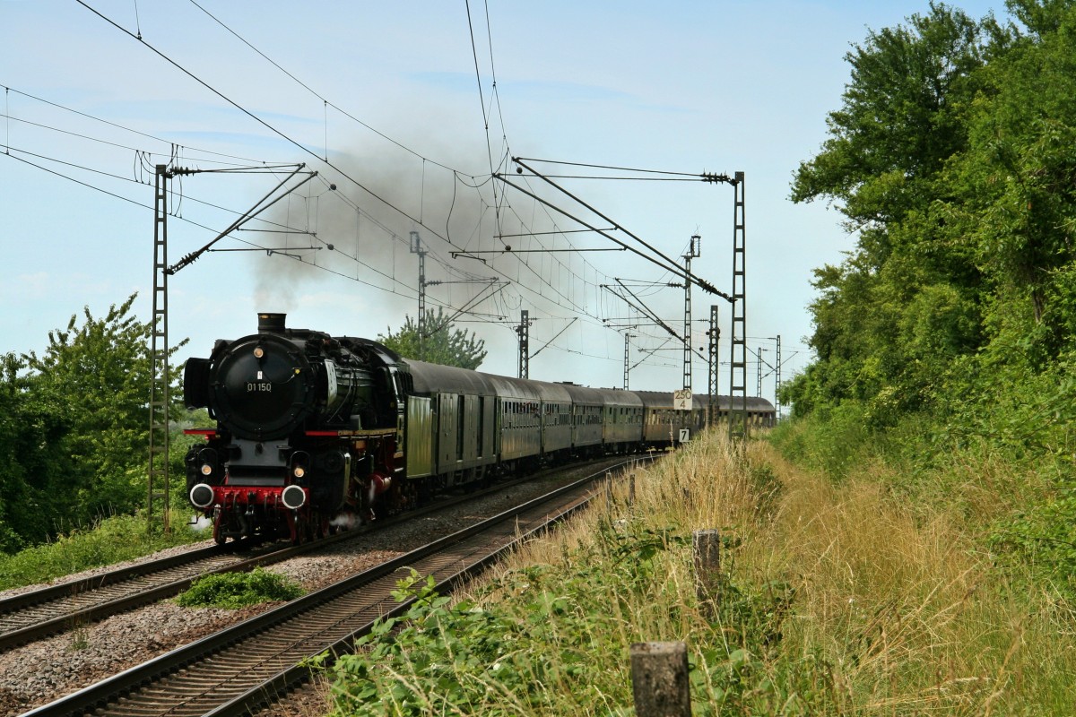 Am 26.06.15 war die Starlok des DB-Museums, die 01 150, mit dem DPE 13481 von Frankfurt S�d nach Luzern unterwegs. Der in der Schweiz als SDZ 31191 verkehrende Zug bekam ab Basel Vorspann durch die ehemalige SNCF-Schnellzugdampflok 141R 1244, welche ihn mit der 01 150 zusammen bis an sein Ziel brachte. Auch die 01 202, die seit 1975 in der Schweiz zu Hause ist, sollte sp�ter noch eine Rolle spielen.

Auf dem Bild ist das traumhafte Gespann auf der alten Rheintalbahn zwischen Schliengen und Haltingen s�dlich von Rheinweiler aufgenommen worden.