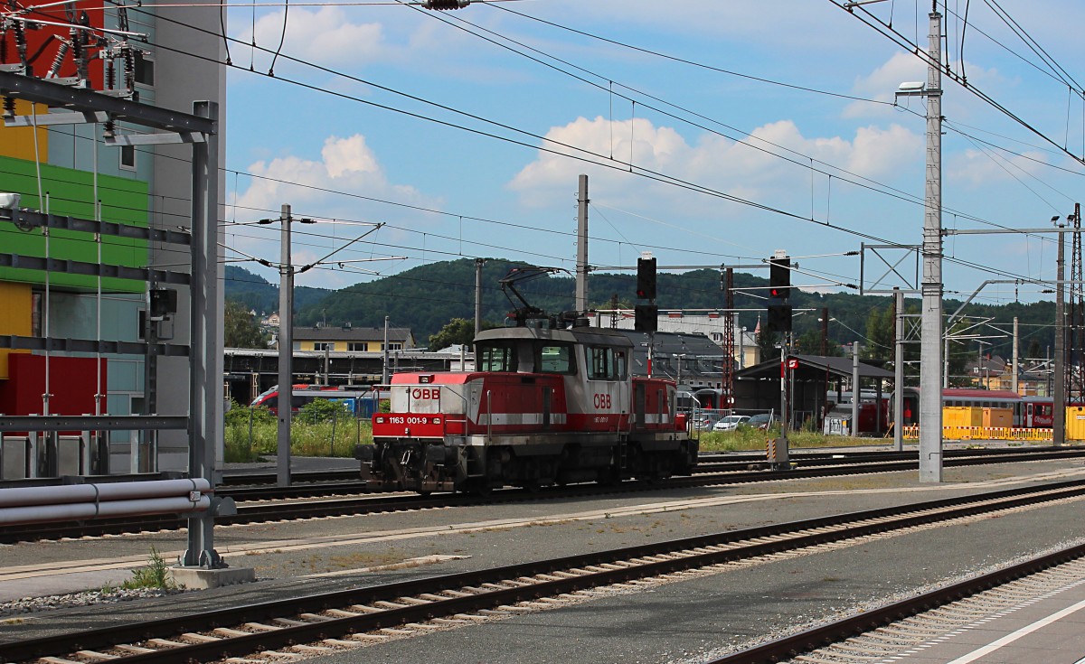 Am 26.06.2015 fährt die 1163 001-9 durch Salzburg Hbf.