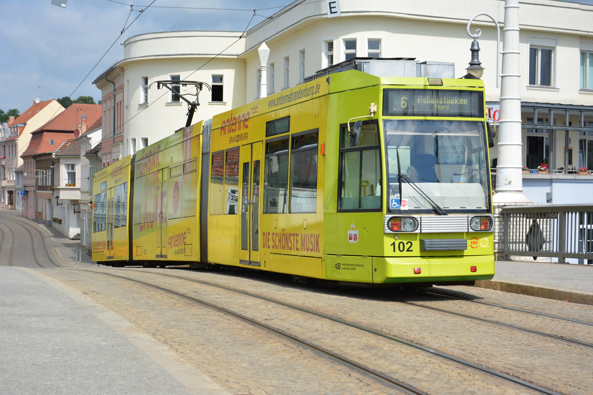 Am 26.06.2016 fährt diese MGT6D  102  auf der Linie 6 nach Hohenstücken. Aufgenommen an der Jahrtausendbrücke in Brandenburg an der Havel.
