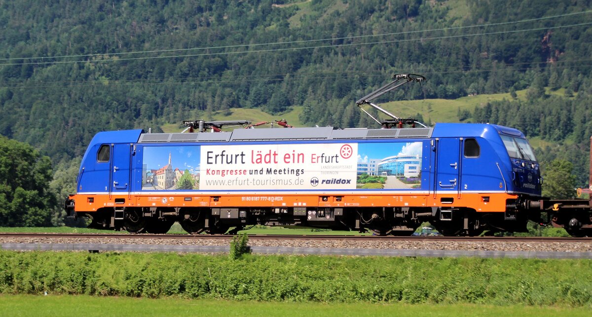 Am 26.06.2021 ist die Raildox 187 777 bei Brannenburg (KBS950) unterwegs in Richtung Rosenheim.