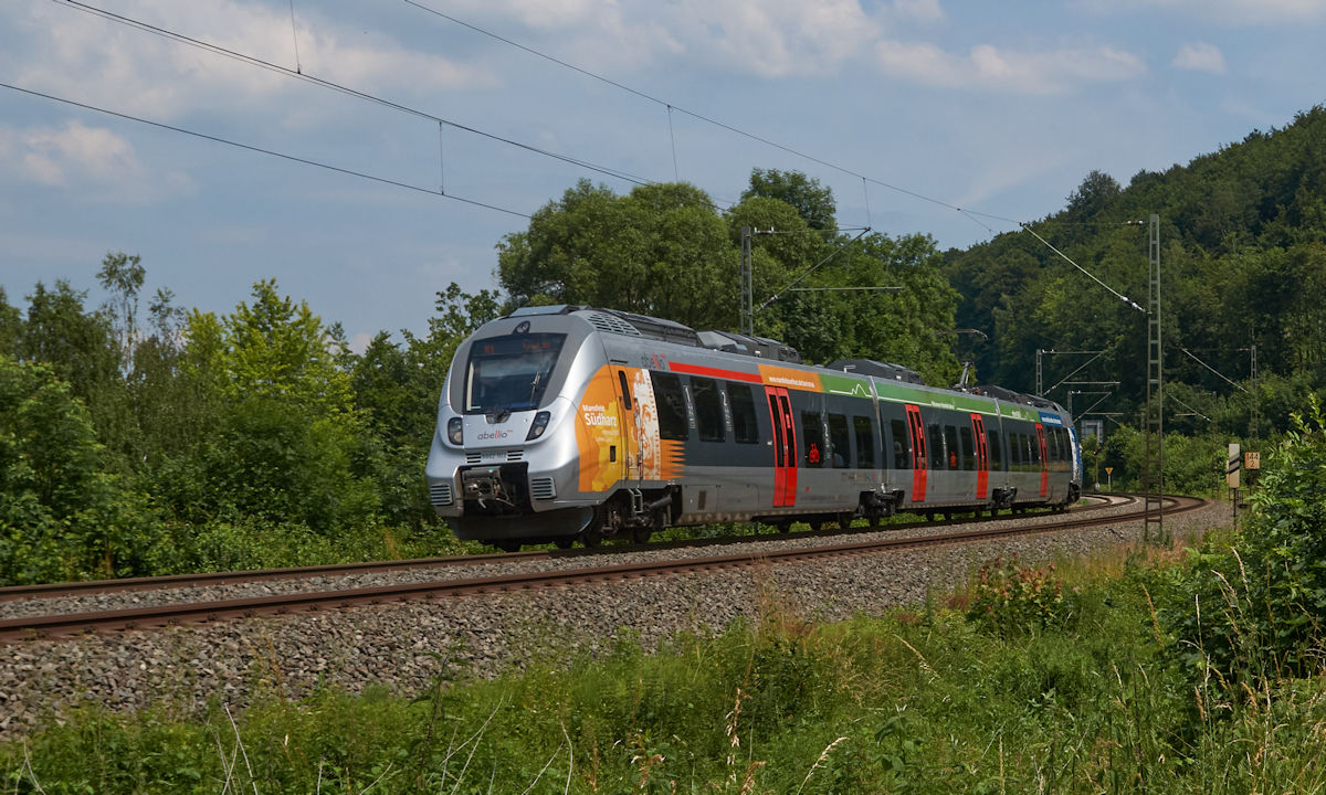 Am 26.06.2021 war 9442 103 von Abellio als RE 74708 unterwegs von Halle nach Kassel. Hier war der Zug bei Hann. Münden Bonaforth unterwegs.