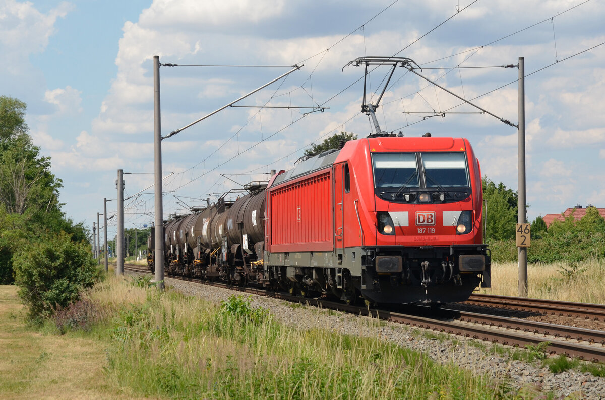 Am 26.06.22 führte 187 119 einen kurzen Kesselwagenzug durch Greppin Richtung Bitterfeld.