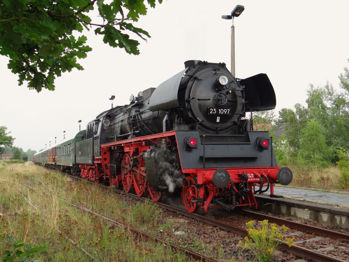 Am 26.07.14 ging es mit Volldampf ins Ronneburger Revier zur ehem. Wismutwerk Bahn. Mit der 118 770 und 23 1097, hier ist der Zug in Seelingstädt zu sehen. Das wird wohl der letzte Zug dort gewesen sein!