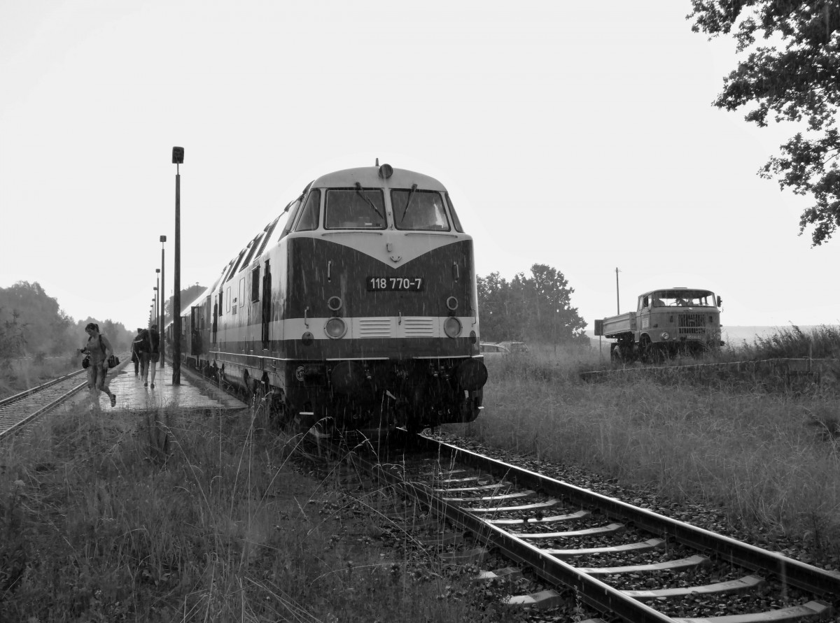 Am 26.07.14 ging es mit Volldampf ins Ronneburger Revier zur ehem. Wismutwerk Bahn. Mit der 118 770 und 23 1097, hier ist der Zug in Seelingstädt zu sehen bei Regen. Das wird wohl der letzte Zug dort gewesen sein!