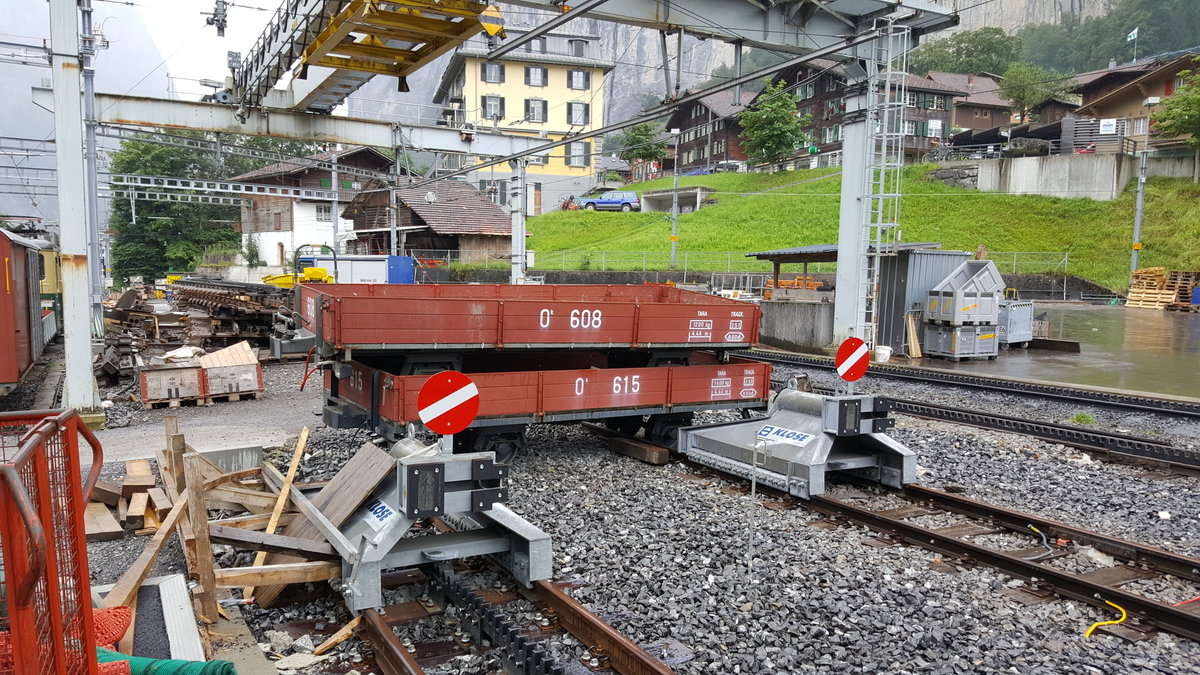 Am 26.07.2018 stehen die beiden 0k 608 und 615 aufeinander gestellt im Bahnhof von Lauterbrunnen. Die während des Umbaus des Bahnhofes