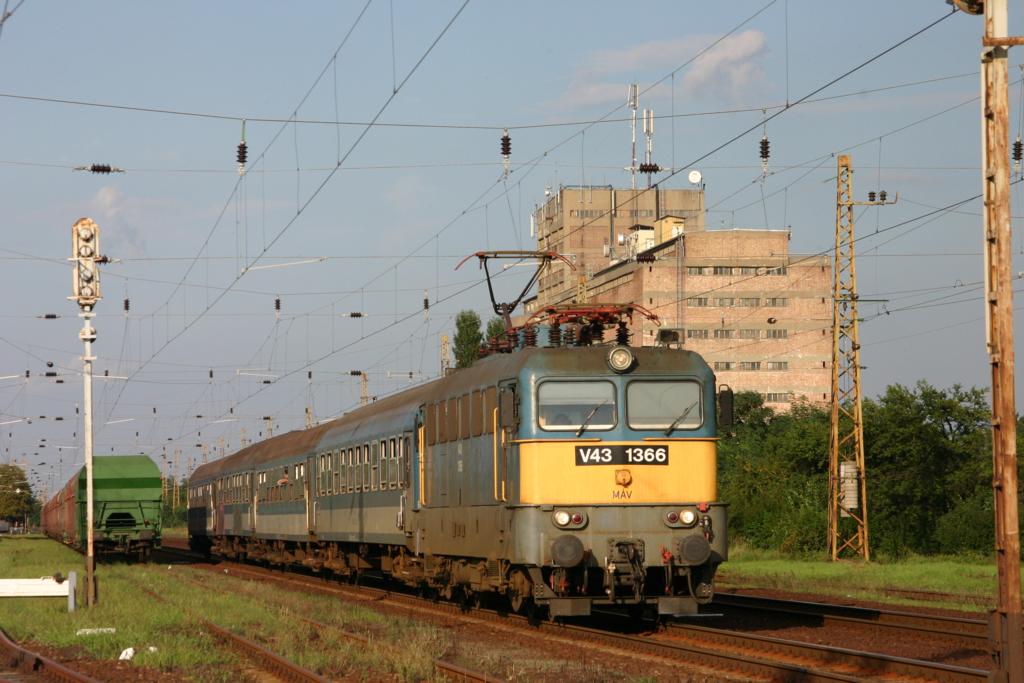 Am 26.08.2005 fährt MAV Elektrolok V 431366 mit einem Personenzug in Richtung Budapest aus.