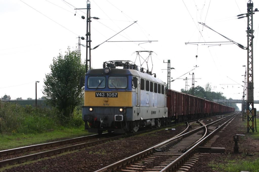 Am 26.08.2005 kommt MAV Elektrolok V 431057 mit einem Leer Güterzug aus Richtung Budapest in dem Bahnhof Mezökövesd an.