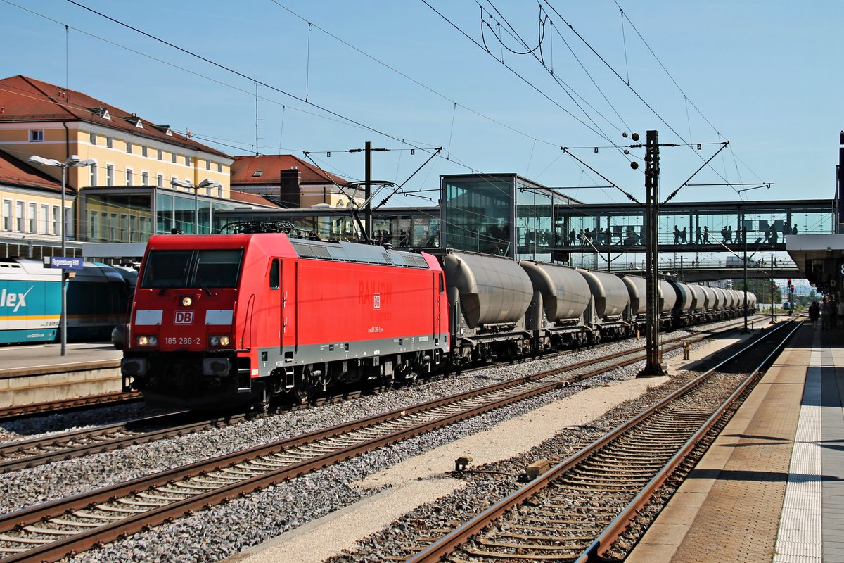 Am 26.08.2015 fuhr 185 286-2 mit einem Silozug über Gleis 6 durch Regensburg Hbf in Richtung Ingolstadt/Nürnberg.