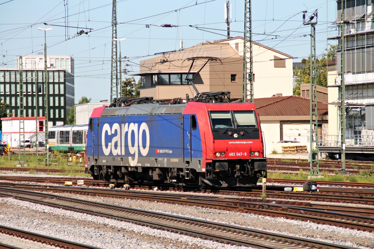 Am 26.08.2015 rangierte SBB Cargo/TXL 482 047-9 im nördlichen Vorfeld von Regensburg Hbf, um kurze Zeit später nach Regensburg Ost zu fahren, um dann einen  ARS Altmann -Autozug in Richtung Norden zu bespannen. 