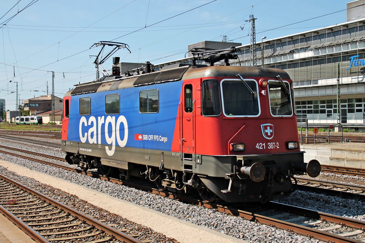 Am 26.08.2015 rangierte SBB Cargo/TXL Re 421 387-2 von ihrem Abstellplatz im nördlichen Vorfeld durch den Hauptbahnhof von Regensburg in Richtung Regensburg Ost, um dort einen  ARS Altmann -Autozug in Richtung Norden zu bespannen.