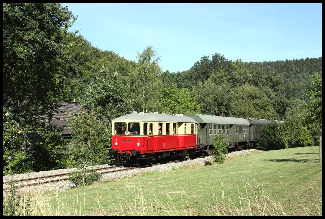 Am 26.08.2018 fand nach vielen Jahren des Stillstandes wieder Personenzug Verkehr auf der Teutoburger Wald Eisenbahn zwischen Ibbenbüren - Aasee und dem Hafen in Dörenthe statt. Das Speicherfest am Hafen war Anlass für einen Pendelzugverkehr, der im Sandwich Verfahren mit VT 03 und der ET Lok 78468 durchgeführt wurde. Hier ist VT 03 an der Spitze fahrend im Bocketal bei Brochterbeck unterwegs.