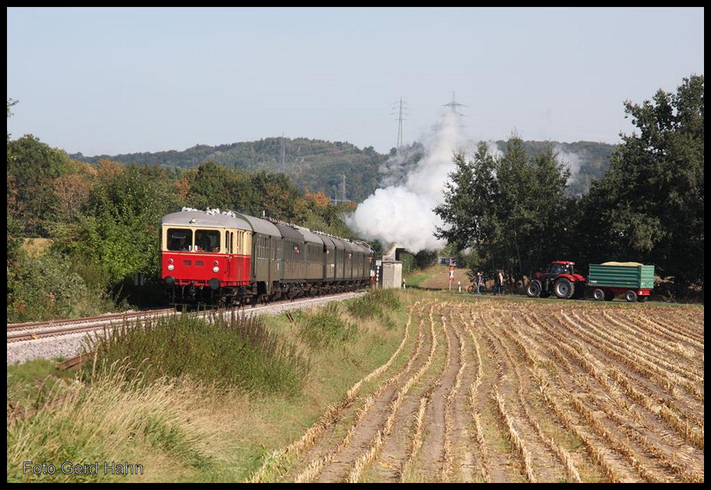 Am 26.08.2018 fand nach vielen Jahren des Stillstandes wieder Personenzug Verkehr auf der Teutoburger Wald Eisenbahn zwischen Ibbenbüren - Aasee und dem Hafen in Dörenthe statt. Das Speicherfest am Hafen war Anlass für einen Pendelzugverkehr, der im Sandwich Verfahren mit VT 03 und der ET Lok 78468 durchgeführt wurde. Hier hat der Zug gerade den Haltepunkt Ibbenbüren Aasee verlassen und überquert mit dem an der Spitze des Zuges eingesetzten VT 03 den Tecklenburger Damm.