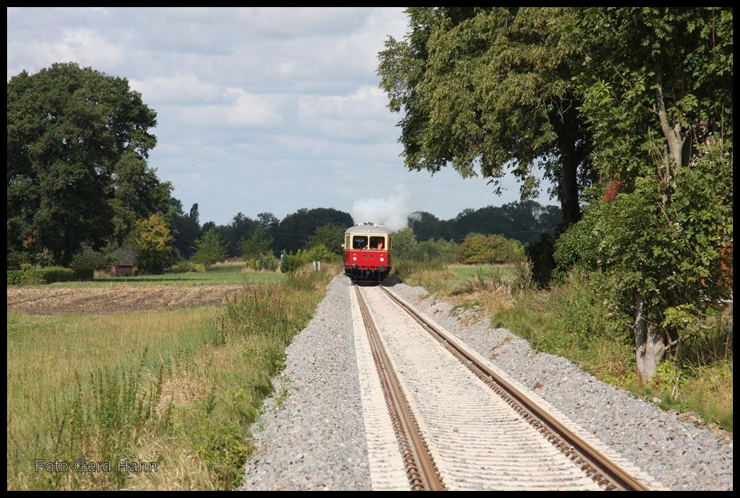 Am 26.08.2018 fand nach vielen Jahren des Stillstandes wieder Personenzug Verkehr auf der Teutoburger Wald Eisenbahn zwischen Ibbenbüren - Aasee und dem Hafen in Dörenthe statt. Das Speicherfest am Hafen war Anlass für einen Pendelzugverkehr, der im Sandwich Verfahren mit VT 03 und der ET Lok 78468 durchgeführt wurde. Hier nähert sich der Zug mit VT 03 an der Spitze der Ortschaft Brochterbeck. Hinter dem Triebwagen ist die Rauchwolke der 78468 zu erkennen, die in der Steigung nach Brochterbeck kräftig schieben musste.