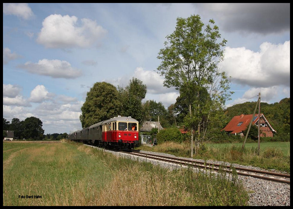 Am 26.08.2018 fand nach vielen Jahren des Stillstandes wieder Personenzug Verkehr auf der Teutoburger Wald Eisenbahn zwischen Ibbenbüren - Aasee und dem Hafen in Dörenthe statt. Das Speicherfest am Hafen war Anlass für einen Pendelzugverkehr, der im Sandwich Verfahren mit VT 03 und der ET Lok 78468 durchgeführt wurde. Hier ist der Zug auf der ersten Tour zurück von Dörenthe nach Ibbenbüren kurz vor Brochterbeck.