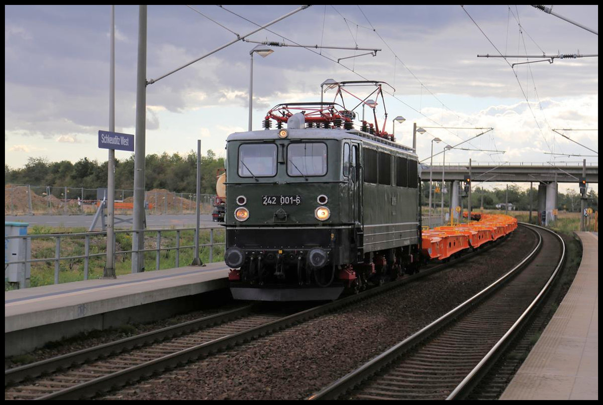 Am 26.08.2020 um 9.30 Uhr kam der Holzroller 242001-6 mit einem Zug aus neuen Containertragwagen durch den Haltepunkt Schkeuditz West. Der Zug war in Richtung Halle an der Saale unterwegs.