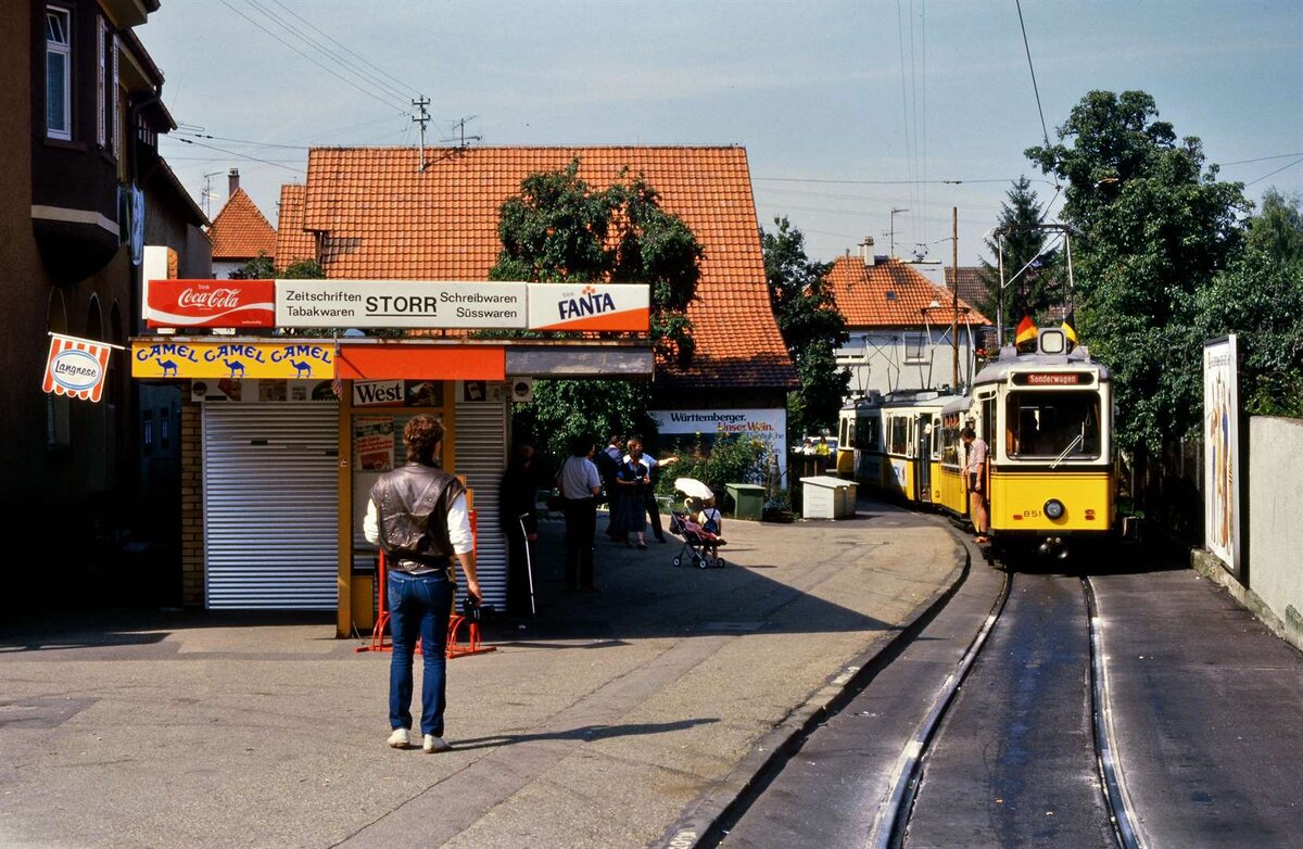 Am 26.09.1986 lag auf den Gerlinger Straßenbahnschienen neben der Feuerwache wohl wegen der Sonderfahrten viel Sand. Museumszüge und GT4-Züge nach Fahrplan wechselten sich dabei ab. Vorn befindet sich TW 851 plus Beiwagen 1390. 